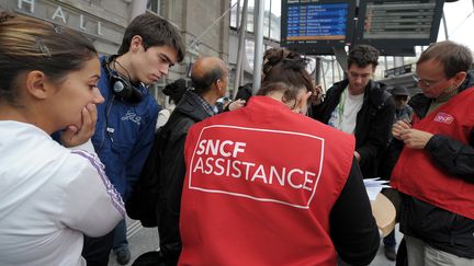 La SNCF souligne que de nombreux "gilets rouges" circuleront dans les gares pour informer les usagers, durant la gr&egrave;ve du 13 juin 2013. (FREDERICK FLORIN / AFP)