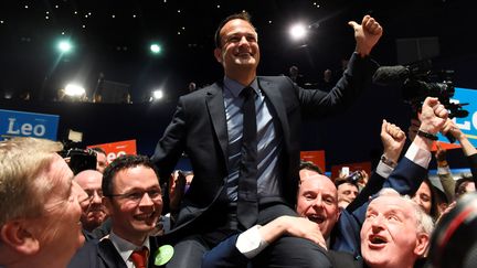 Leo Varadkar porté en triomphe après son élection à la tête du&nbsp;Fine Gael, le 2 juin 2017, à Dublin (Irlande). (CLODAGH KILCOYNE / REUTERS)