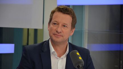 Yannick Jadot sur le plateau de franceinfo le 1er juin 2017. (JEAN-CHRISTOPHE BOURDILLAT / FRANCE-INFO)