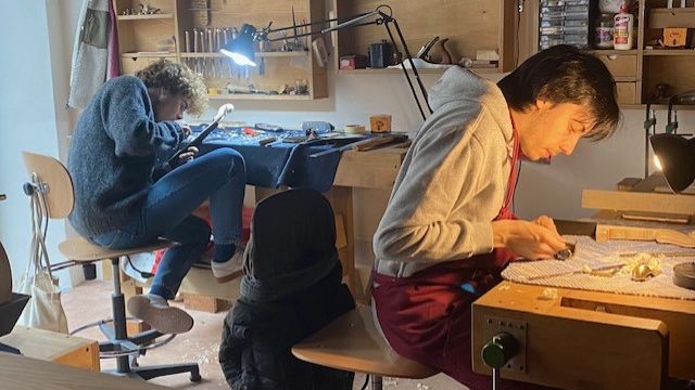 Des apprentis luthier, dans l'atelier de la maison Stradivari, le 26 décembre 2023. (BRUNO DUVIC / RADIOFRANCE)