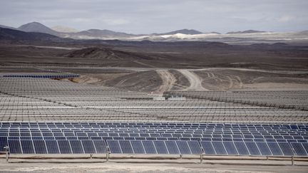 La ferme solaire de Boléro, dans le désert d'Atacama dans le nord du Chili&nbsp; (STEPHANE DE SAKUTIN / AFP)