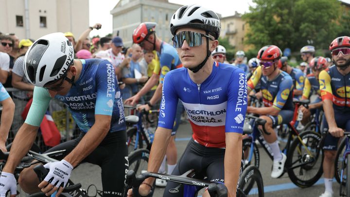 Le champion de France Paul Lapeira (Decathlon-AG2R La Mondiale) et les coureurs du Tour de France au départ de la 3e étape à Plaisance, le 1er juillet. (THOMAS SAMSON / AFP)