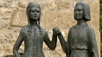 Deux bronzes de Jeanne de Bourbon et Charles V ont été inaugurés sur la place de l'église de Tain l'Hermitage
 (France 3 / Culturebox)