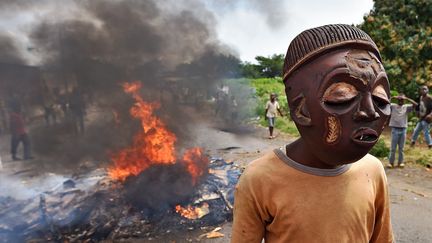 Un manifestant burundais pr&egrave;s d'une barricade,&nbsp;&agrave; Bujumbura (Burundi), le 25 mai 2015. (CARL DE SOUZA / AFP)