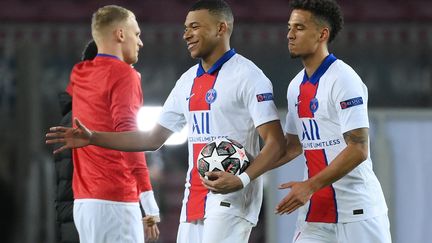 Les joueurs du PSG Kylian Mbappé et Thilo Kehrer, en huitième de finale aller de la Ligue des champions, face au FC Barcelone, le 16 février 2021. (LLUIS GENE / AFP)