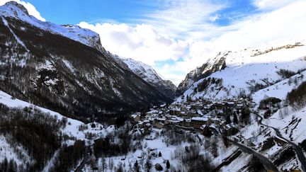 Le village de La Grave (Hautes-Alpes), en bas du sommet de la Meije, le 5 janvier 2018.&nbsp; (JEAN-PIERRE CLATOT / AFP)