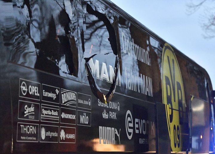 Les impacts sur le bus du Borussia Dortmund, le 11 avril 2017 à Dortmund (Allemagne). (MARTIN MEISSNER/AP/SIPA / AP)