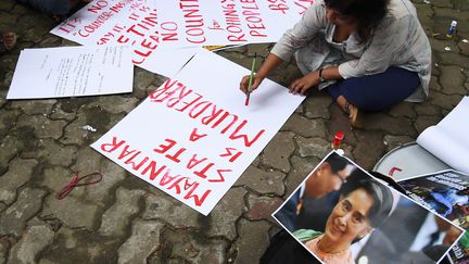 Un militant étudiant indien rédige des banderoles pour protester contre le traitement de la minorité musulmane Rohingya en Birmanie, à Kolkata, en Inde, le 4 septembre 2017. (DIBYANGSHU SARKAR / AFP)