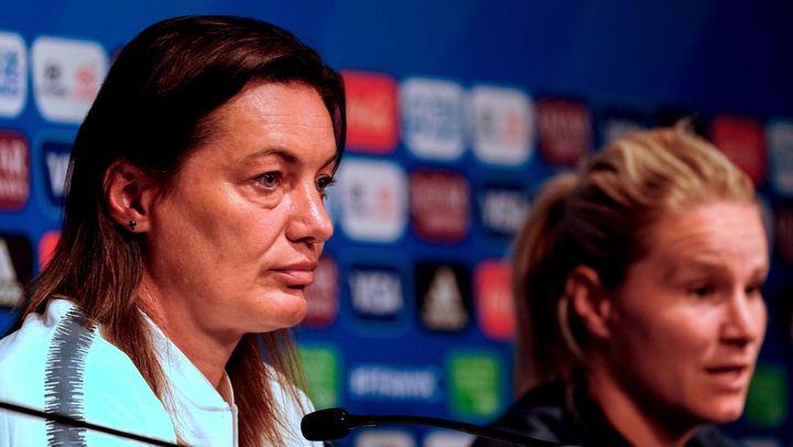 Corinne Diacre (à gauche) et Amandine Henry lors d'une conférence de presse de l'équipe de France, le 6 juin 2019 à Paris. (LIONEL BONAVENTURE / AFP)