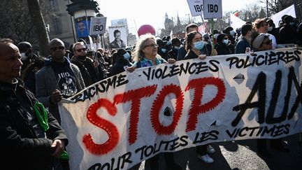 Des manifestants contre le racisme et les violences policières, le 19 mars 2022 à Paris. (CHRISTOPHE ARCHAMBAULT / AFP)