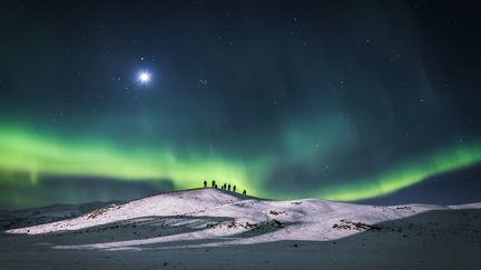 Partir en Islande pour ses aurores boréales. Ici clair de lune et aurores boréales sur le glacier&nbsp;Breidamerkurjokull, dans leparc national&nbsp;Vatnajokull. (Illustration) (ARCTIC-IMAGES / STONE RF / GETTY IMAGES)