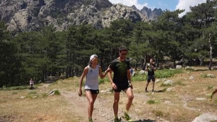 Corse : Anne-Lise Rousset traverse le célèbre GR20 en 35 heures (FRANCE 2)