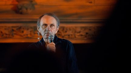 Michel Houellebecq à Bourges (Cher) lors d'une représentation, le 20 avril 2022. (GUILLAUME SOUVANT / AFP)