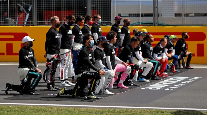 Les pilotes se sont agenouillés plusieurs fois cette saison en soutien à BLM, comme à Silverstone le 2 août (FRANK AUGSTEIN / POOL)