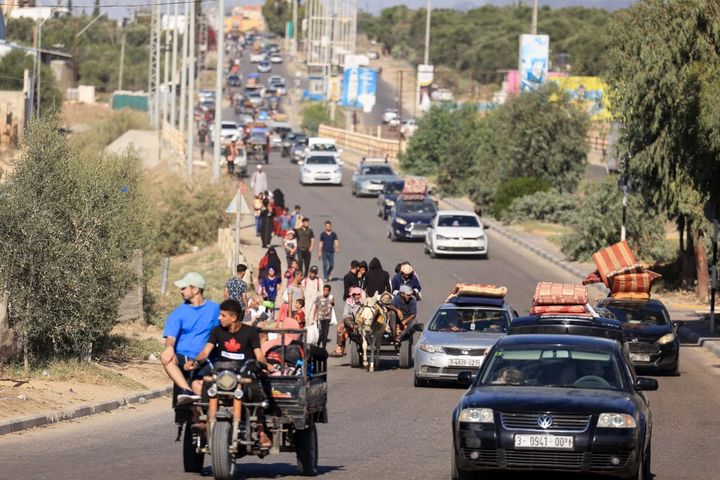 Thousands of Palestinians flee Gaza City after the Israeli army issued an evacuation order, October 13, 2023. (MAHMUD HAMS / AFP)