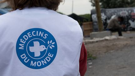 Un volontaire de Médecins du Monde, le 7 juillet 2015, à Calais. (DENIS CHARLET / AFP)