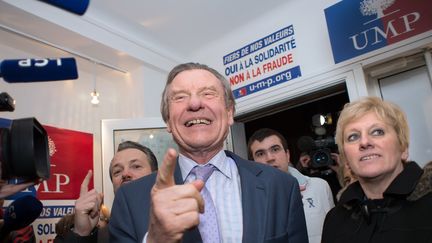 Jean-Fran&ccedil;ois Mancel et sa suppl&eacute;ante, Nad&egrave;ge Lefebvre (&agrave; droite), f&ecirc;tent leur victoire lors de l'&eacute;lection l&eacute;gislative partielle &agrave; Beauvais&nbsp;(Oise). (BERTRAND LANGLOIS / AFP)