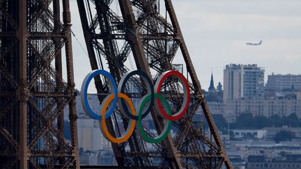 Les anneaux olympiques sur la Tour Eiffel le 14 septembre 2024 à Paris. (GONZALO FUENTES / PISCINE)