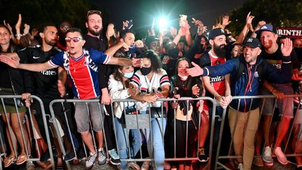 Les supporters du Paris Saint-Germain font la fête devant l'hôtel de leur équipe à Lisbonne après la qualification en finale de la Ligue des champions, le 18 août 2020. (FRANCK FIFE / AFP)