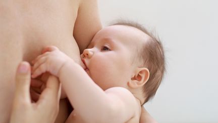 En Allemagne, des p&eacute;diatres s'inqui&egrave;tent de voir des femmes acheter du lait maternel sur les r&eacute;seaux sociaux. (PHARIC CRAWFORD IMAGERY / IMAGE SOURCE / AFP)