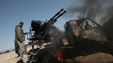 Rebelles libyens près de la ville pétrolière de Brega (est de la Libye) le 5 avril 2011 (AFP - MAHMUD HAMS)