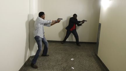 Des policiers arm&eacute;s dans le centre commercial Westgate vis&eacute; par une attaque terroriste &agrave; Nairobi (Kenya) le 21 septembre 2013.&nbsp; (GORAN TOMASEVIC / REUTERS)