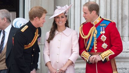 Kate Middleton entour&eacute;e du prince Harry (&agrave; g.) et de son mari le prince William, &agrave; Buckingham Palace (Royaume-Uni), le 15 juin 2013. (ANWAR HUSSEIN COLLECTION/SIPA)