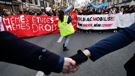 Des lycéens et étudiants manifestent à Paris le 11 décembre 2018. (JULIEN MATTIA / LE PICTORIUM / MAXPPP)