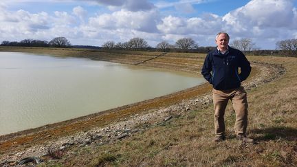 Andrew Blenkiron devant son réservoir rempli seulement à 45%. (RICHARD PLACE / RADIO FRANCE)