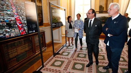 &nbsp; (François Hollande a lancé la mobilisation autour de la COP 21 avec le gouvernement et en visitant une exposition photo de Yann Arthu-Bertrand à l'Elysée.  © Maxppp)