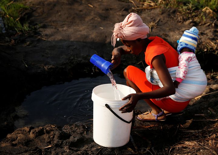 Une jeune mère, bébé sur le dos, à Mabvuku, banlieue densément peuplée de Harare, le 3 septembre 2019. (REUTERS - PHILIMON BULAWAYO / X02381)