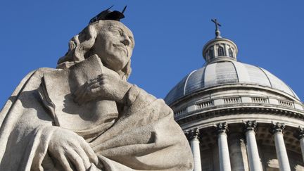 La statue de Pierre Corneille devant le Panth&eacute;on, &agrave; Paris.&nbsp; (DAVID BARNES / AFP)