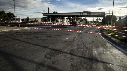 Le péage de Narbonne (Aude) a été incendié à plusieurs reprises, ici le 3 décembre 2018. (IDRISS BIGOU-GILLES / HANS LUCAS / AFP)