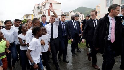 Emmanuel Macron rencontre des habitants de Saint-Martin, dans le quartier d'Orléans, le 29 septembre 2018. (THOMAS SAMSON / AFP)