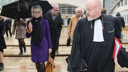 Isabelle Fouillot, la mère d'Alexia, à gauche, accompagnée de son mari et son avocat, le 30 ocotbre 2018.&nbsp; (SEBASTIEN BOZON / AFP)