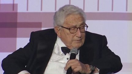 Henry Kissinger s'est éteint à l'âge de 100 ans, mercredi 29 novembre. L'ancien secrétaire d'État américain n'a épargné aucun continent, pour le meilleur comme pour le pire. (FRANCEINFO)