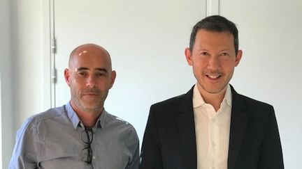 Le directeur général d'Air-France-KLM Ben Smith (à doite sur la photo), aux côtés du journaliste de franceinfo Frédéric Beniada, à Paris, en juillet 2020. (RADIO FRANCE / FREDERIC BENIADA)