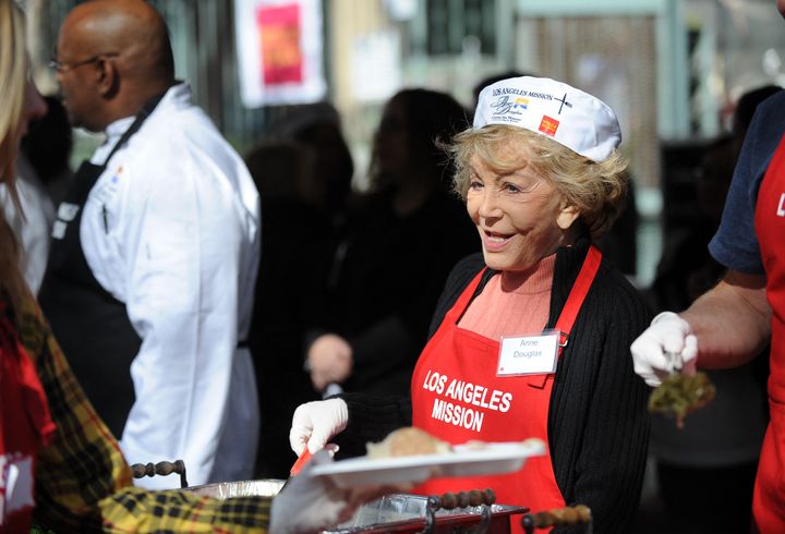 Anne Douglas en 2010 lors d'une distribution de nourriture à des personnes sans-abri, à Los Angeles. (GABRIEL BOUYS / AFP)