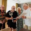 Les habitants de la résidence du Parc de Vinci à Amboise s'enthousiasment pour les Jeux olympiques de Paris, le 29 juillet 2024. (PAULINE GAUER / FRANCEINFO)