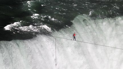 Nik Wallenda a travers&eacute; &agrave; 60 m au dessus des chutes du Niagara, au d&eacute;bit de 2.800 m3/seconde, vendredi 15 juin 2012. ( / X02025)