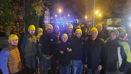 Des membres de la coordination rurale des Ardennes, le 20 novembre, devant la préfecture à Charleville-Mézières.  (Alexandre Blanc - France Télévisions)