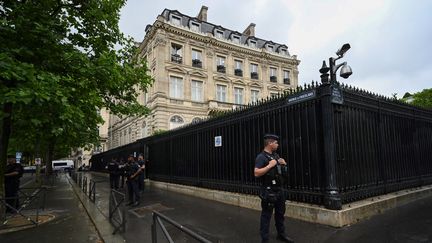 Des policiers français en faction devant l'ambassade du Qatar à Paris, le 23 mai 2022, après la mort d'un vigile. (EMMANUEL DUNAND / AFP)