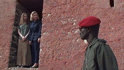 Deux mois après l'investiture de son mari, réélu à la tête des Etats-Unis fin 1996, la première dame s'envole vers l'Afrique en compagnie de Chelsea, alors âgée de 17 ans. Mère et fille regardent vers la mer à travers la «porte du non-retour», cette ouverture par laquelle les esclaves montaient à bord des bateaux qui les emmenaient vers l'Europe ou vers l'Amérique. (Doug SMILLS / AP / SIPA)