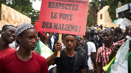 Des partisans de&nbsp;Soumaïla Cisse manifestent dans les rues de Bamako le 18 août 2018. (MICHELE CATTANI / AFP)