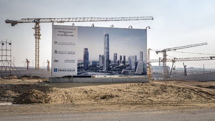 Construction du quartier financier de la nouvelle capitale administrative égyptienne, entreprise par la China State Construction Engineering Corporation, à quelque 50 km à l'est du Caire, le 7 mars 2019. (Pedro Costa Gomes/AFP)