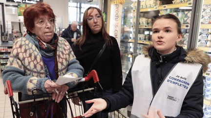 Le 13 Heures est allé à la rencontre d’Héloïse Lamotte, la fondatrice de Mains d’argent. Ce service permet aux supermarchés d’embaucher des étudiants afin d’aider les personnes âgées. Découvrez cette "idée pour la France". (FRANCE 2)