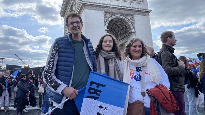 Christophe, Clarisse et Séverine, trois spectateurs présents, le 14 septembre 2024, sur la place de l'Etoile pour communier avec les athlètes tricolores des Jeux de Paris 2024. (CLEMENT MARIOTTI PONS / FRANCEINFO: SPORT)