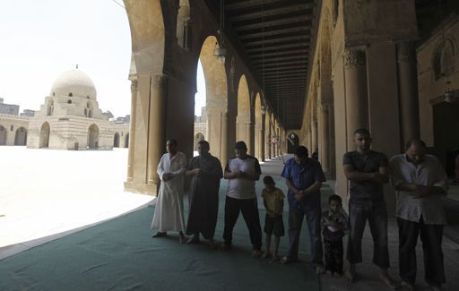 Egyptiens en train de prier à la mosquée Ibn Touloun au Caire le 20 juillet 2012. De style abbasside, cet édifice religieux, le plus ancien de la capitale égyptienne, a été construit de 876 à 879 de notre ère. (REUTERS - Amr Abdallah Dalsh)