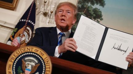 Le président américain Donald Trump arbore la signature du retrait des Etats-Unis de l'accord sur le programme nucléaire en Iran et du rétablissement des sanctions américaines contre Téhéran, le 8 mai dernier à la Maison Blanche.&nbsp; (GETTY IMAGES)