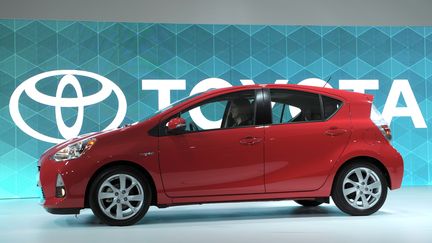 Un mod&egrave;le Toyota Prius pr&eacute;sent&eacute; &agrave; la presse au Salon de l'automobile de Detroit (Etats-Unis), le 10 janvier 2012. (STAN HONDA / AFP)